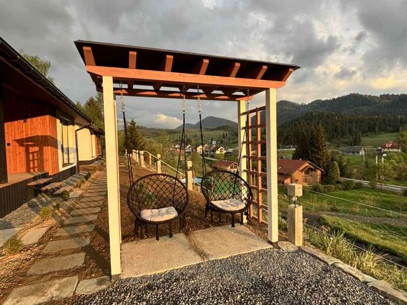 Sky_hugs_cottage