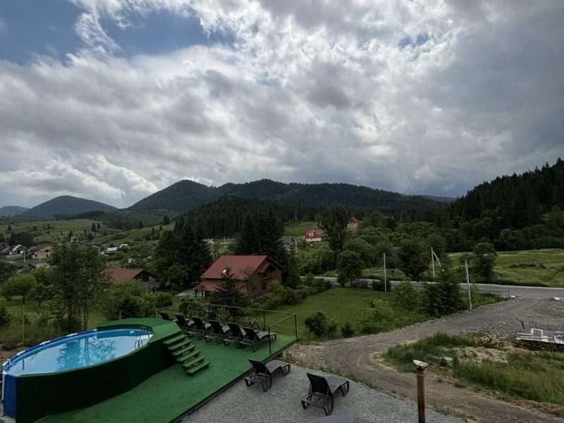 Sky_hugs_cottage